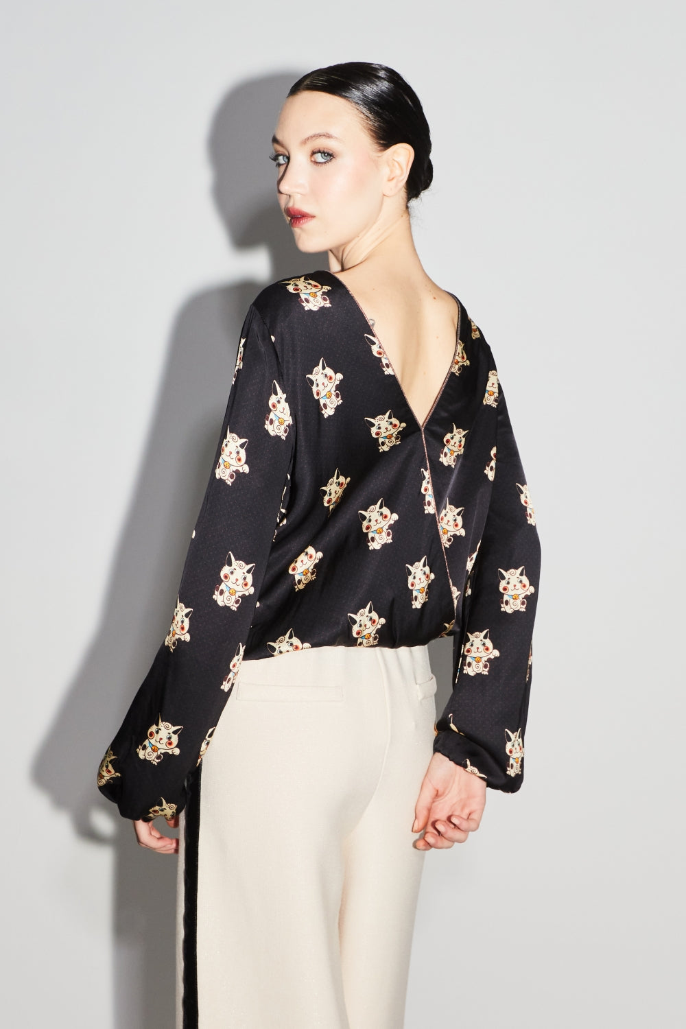 Blusa cruzada reversible con margaritas de The Lucky Cat