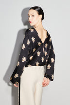 Blusa cruzada reversible con margaritas de The Lucky Cat