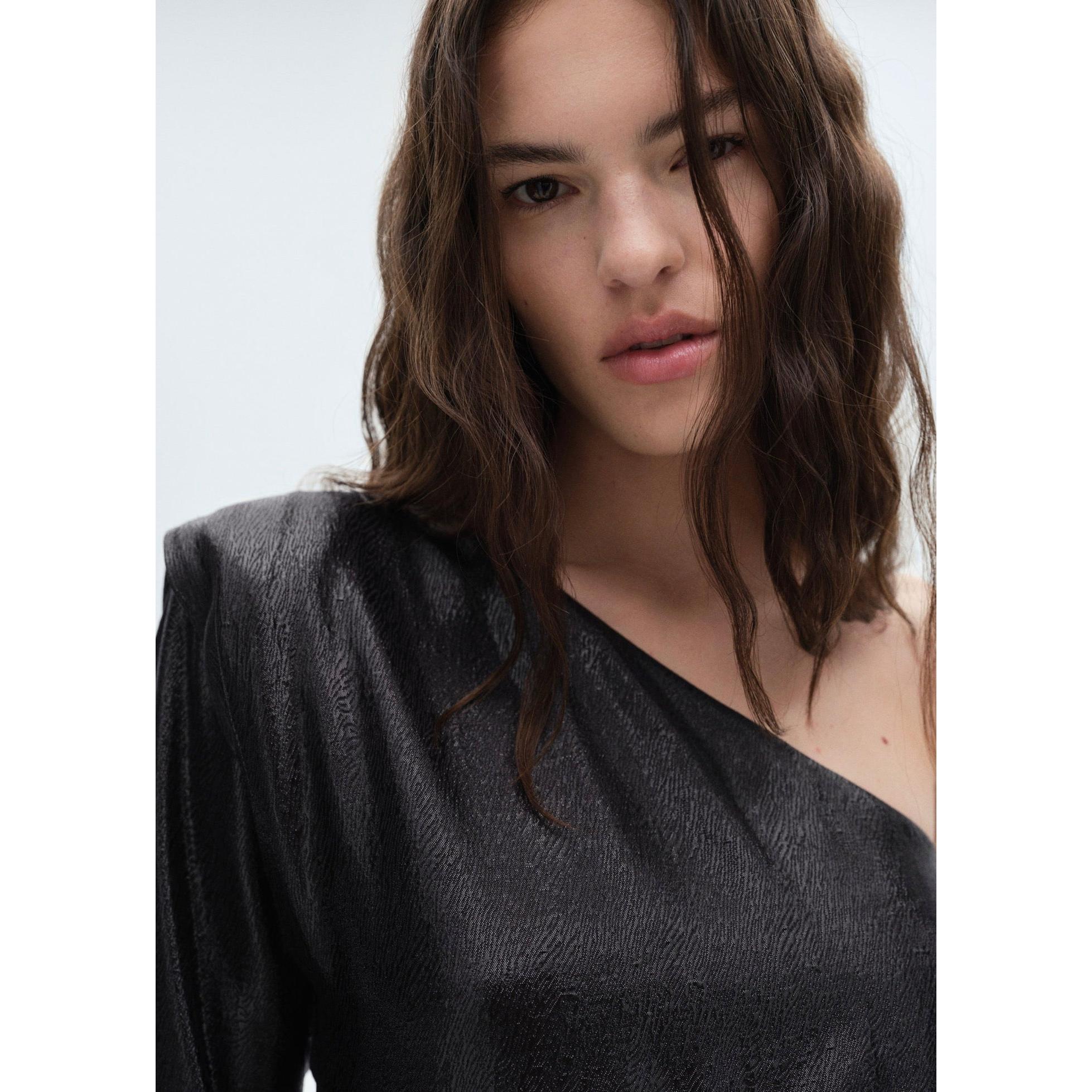 Blusa asimétrica con mangas abullonadas - Negro