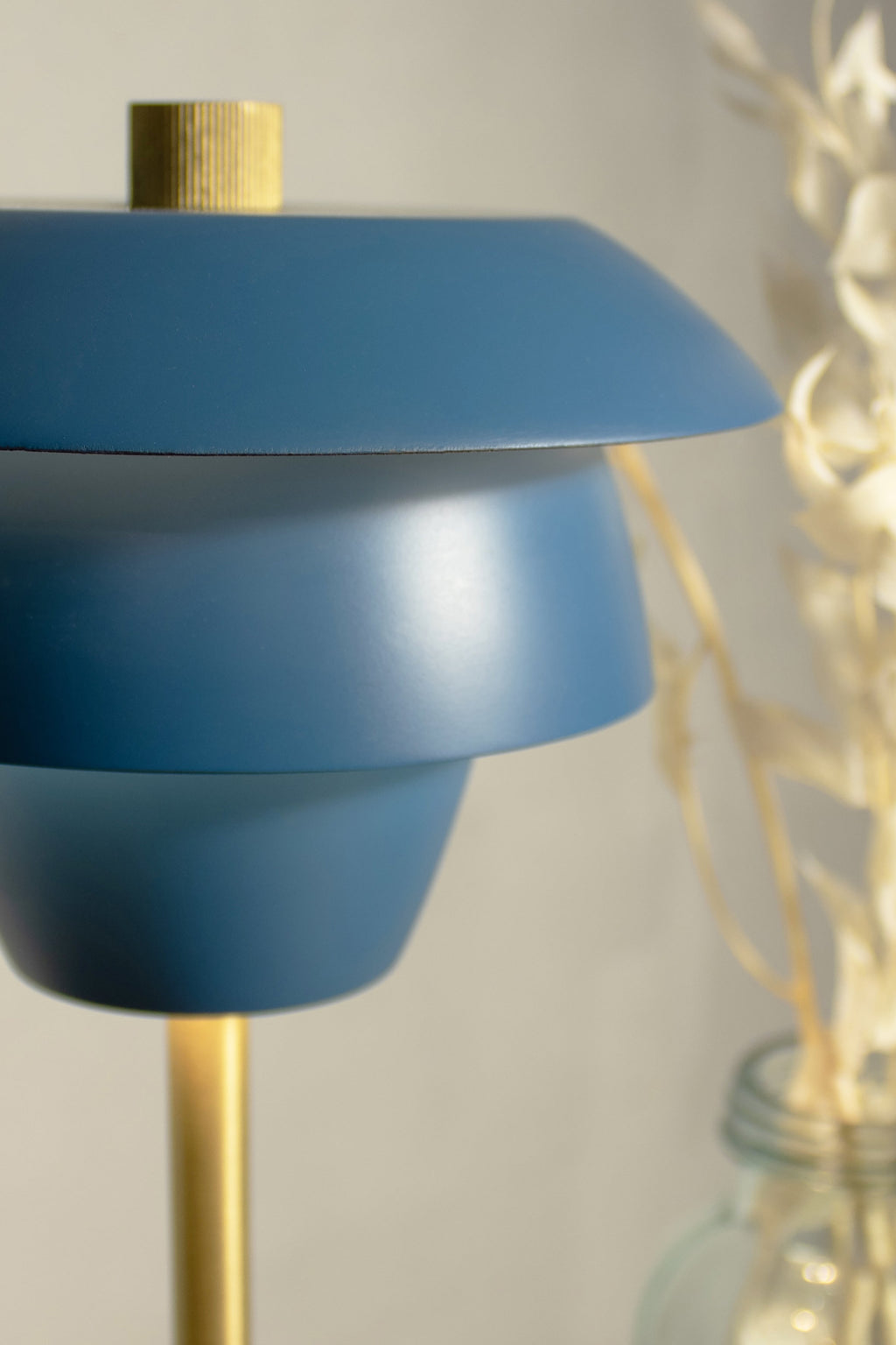 Lámpara de mesa de metal Moxy - Azul