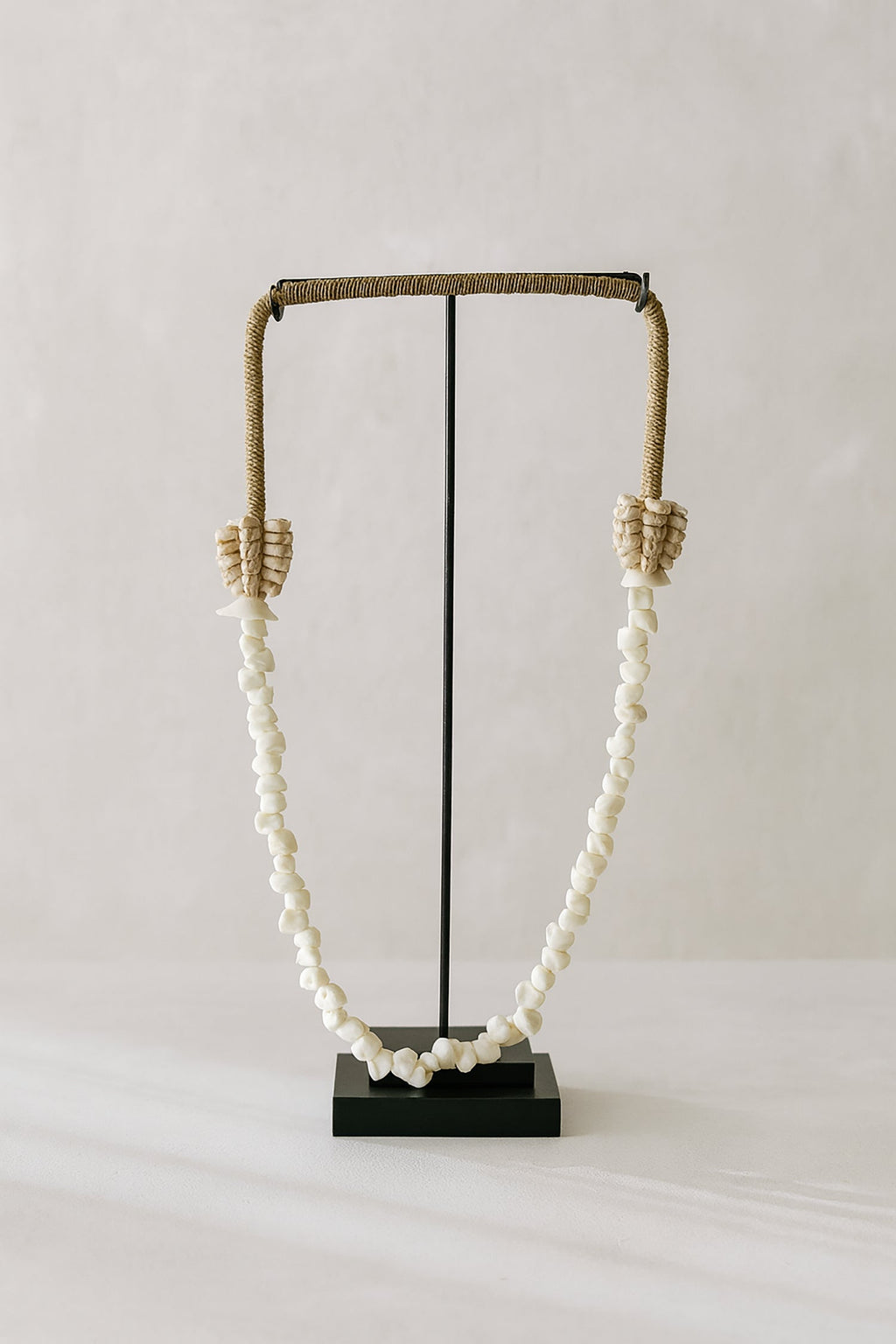 Dao - Collier De Coquillages Sur Socle - Metal