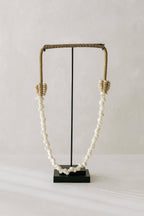 Dao - Collier De Coquillages Sur Socle - Metal