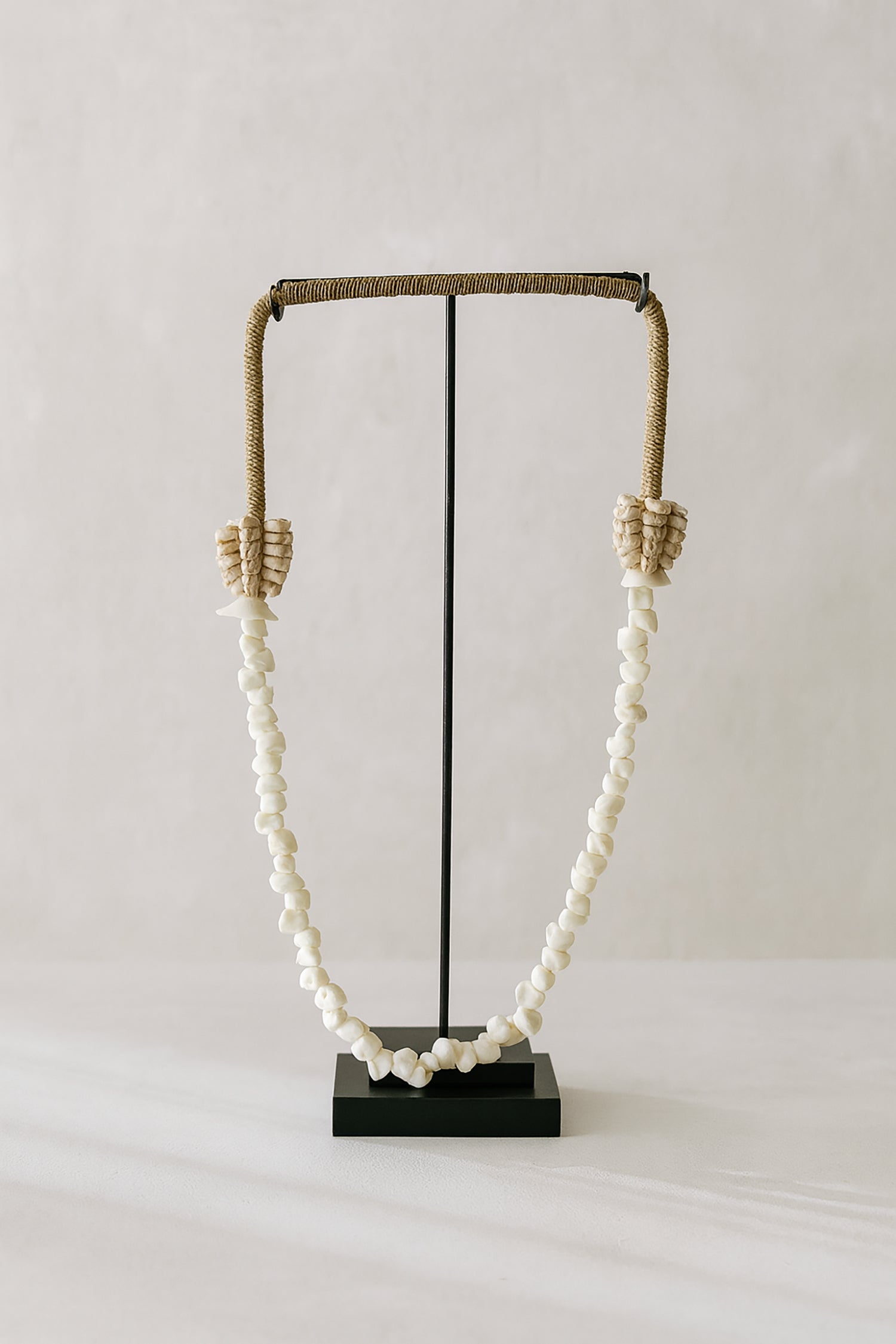 Dao - Collier De Coquillages Sur Socle - Metal