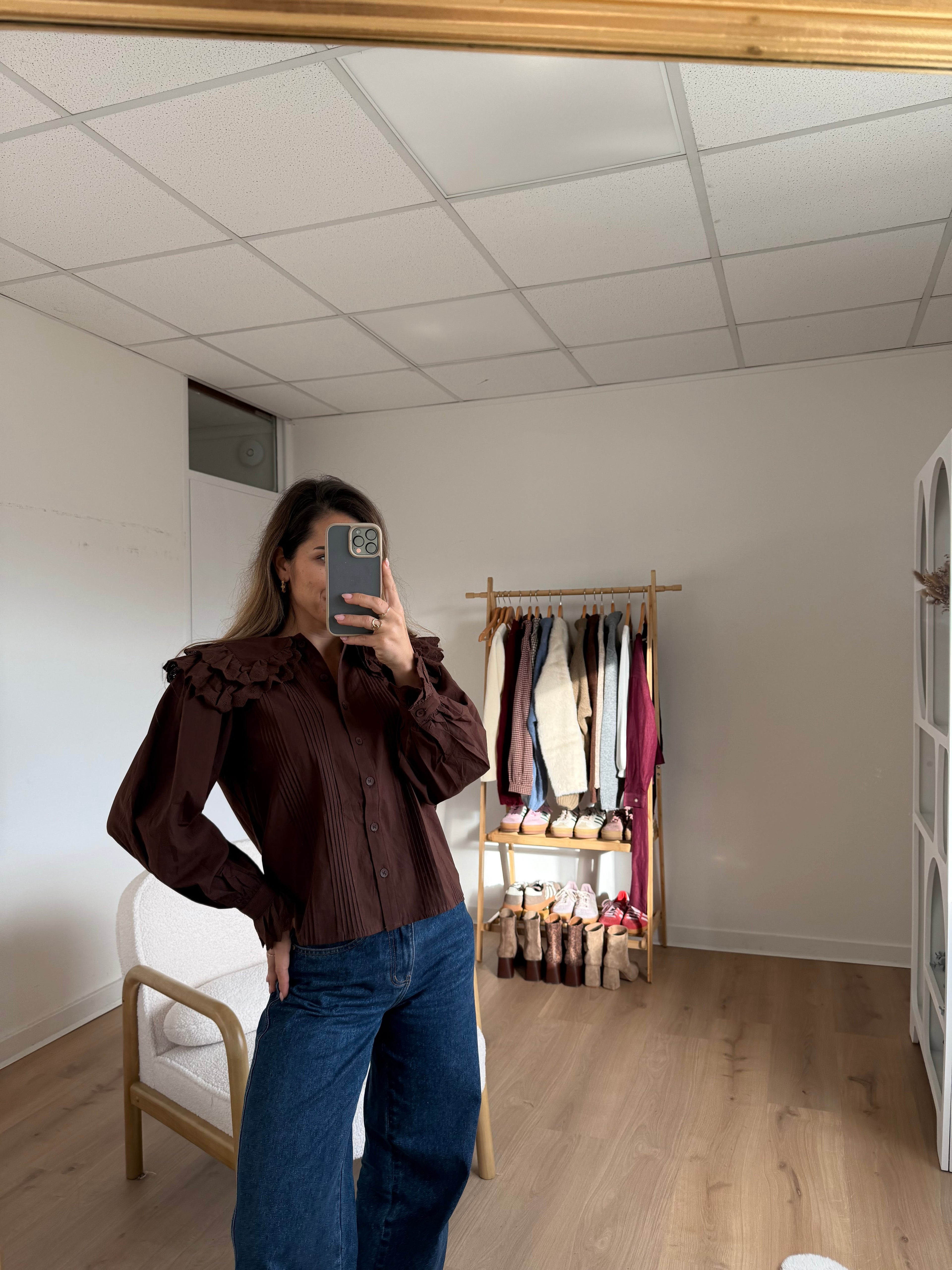 Blusa Agnès Chocolate Con Cuello Ancho
