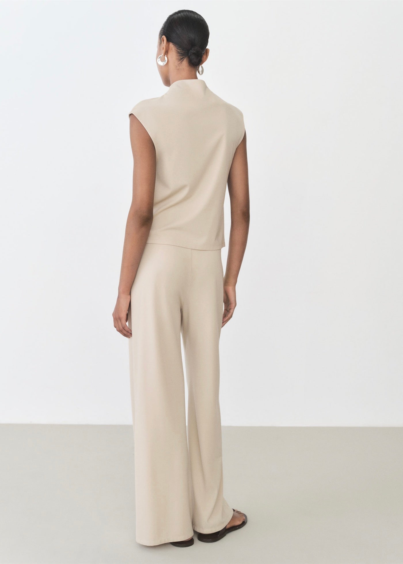 Wide-leg trousers with elasticated waist - Natural