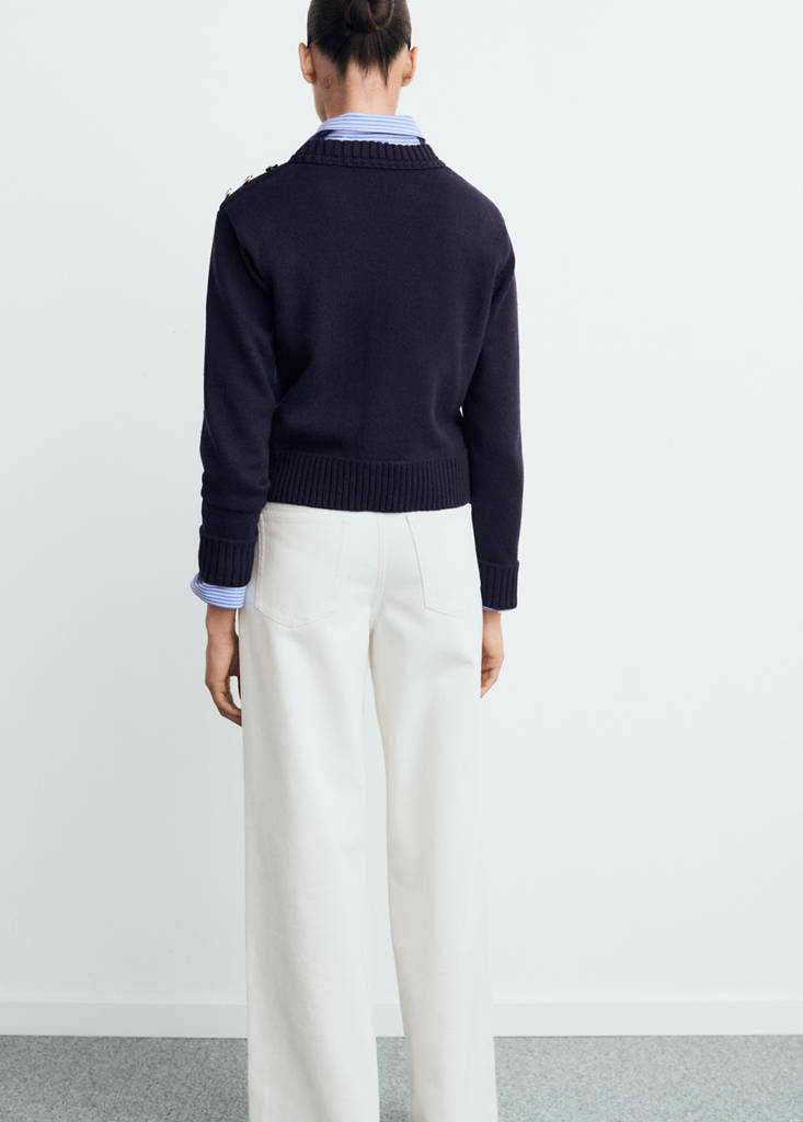 Strikket pullover med smykkeknapper