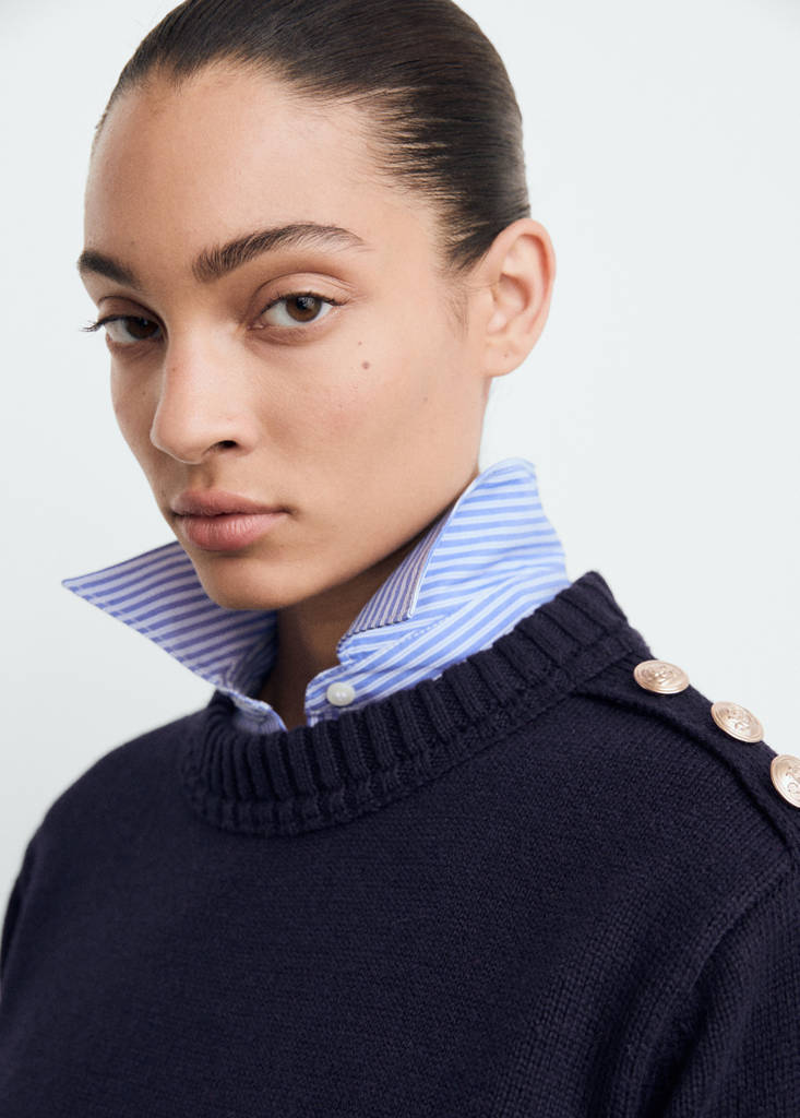 Strikket pullover med smykkeknapper