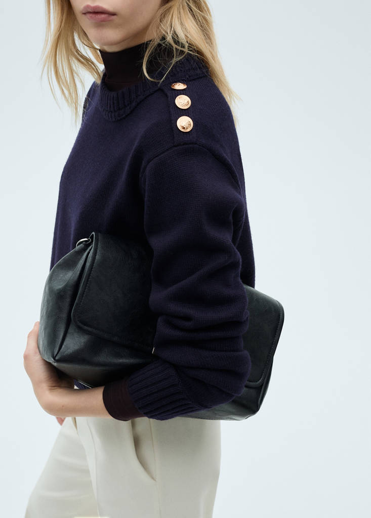 Strikket pullover med smykkeknapper