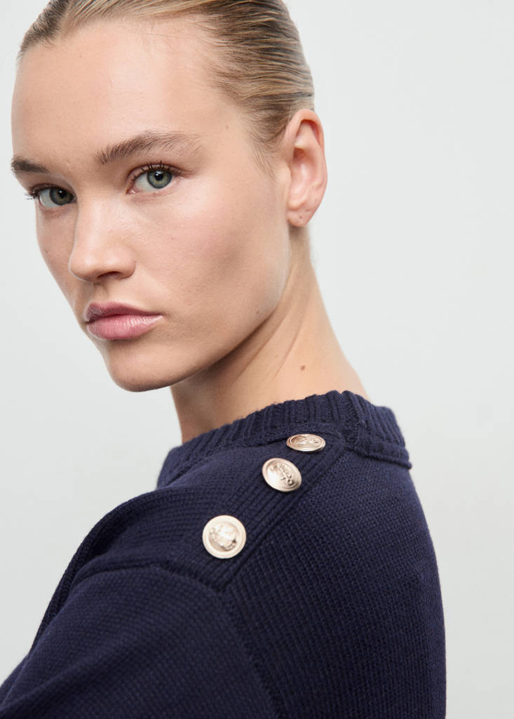 Strikket pullover med smykkeknapper