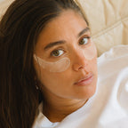 Femme portant des patchs yeux au collagène pour réduire les cernes et les poches sous les yeux