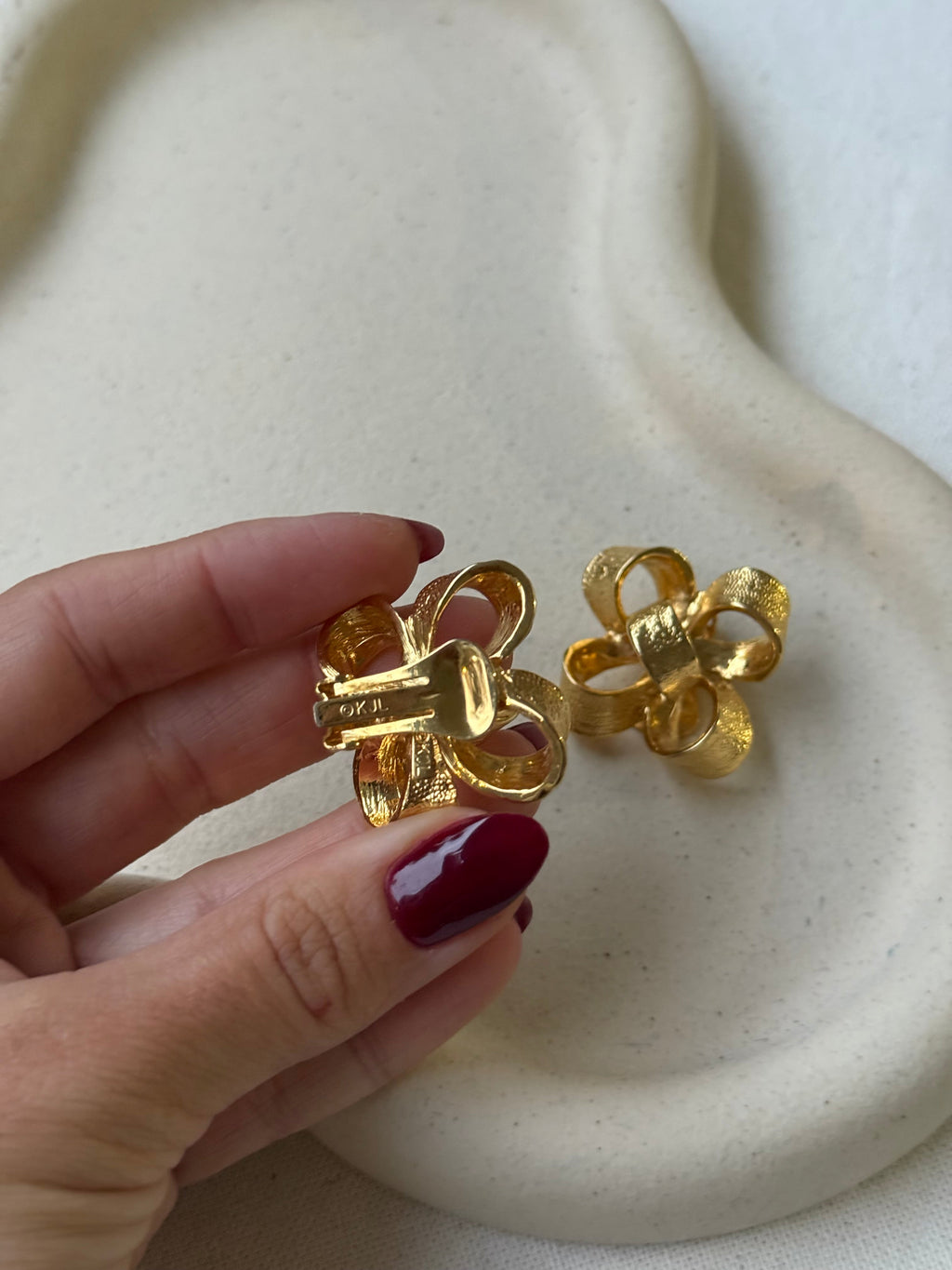 Pendientes Kenneth Jay Lane Vintage - Lazos Dorados Texturizados