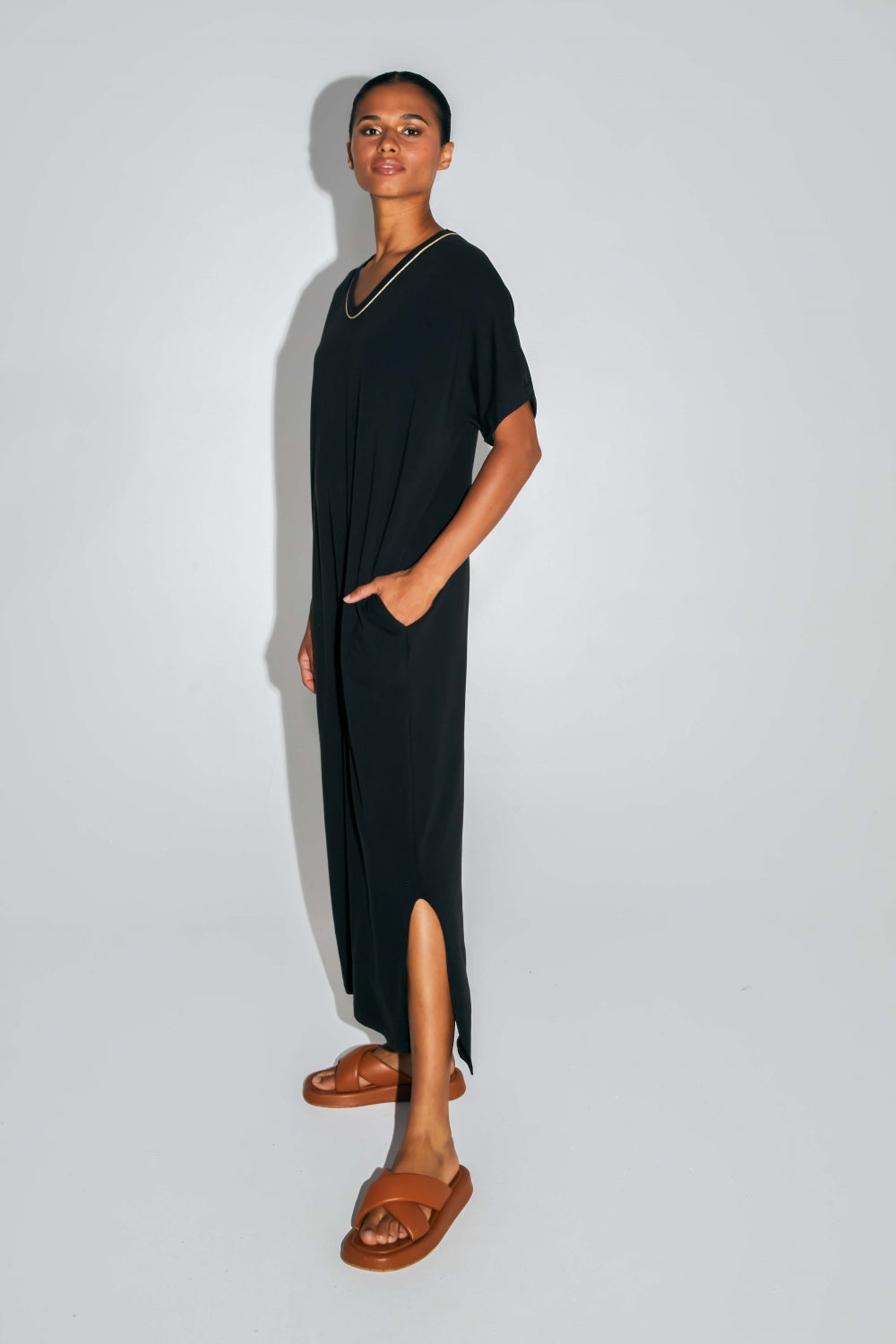 La Robe Dua Maxi En Jersey De Coton Modal Noir Fabriquée Au Portugal