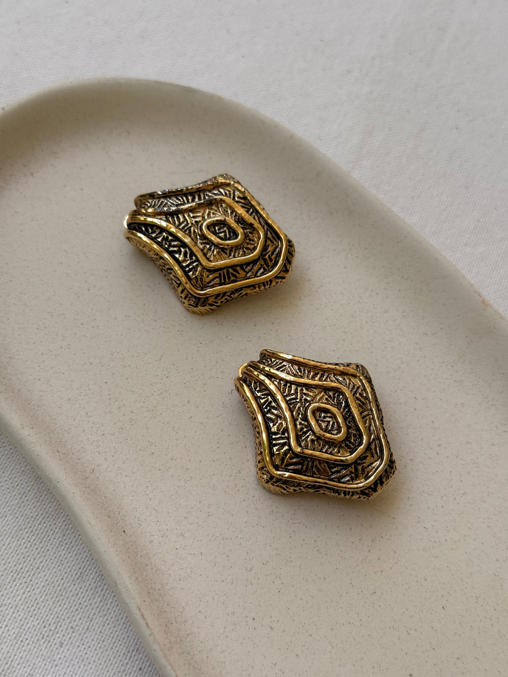 Pendientes Guy Laroche Vintage - Esculpidos Dorados