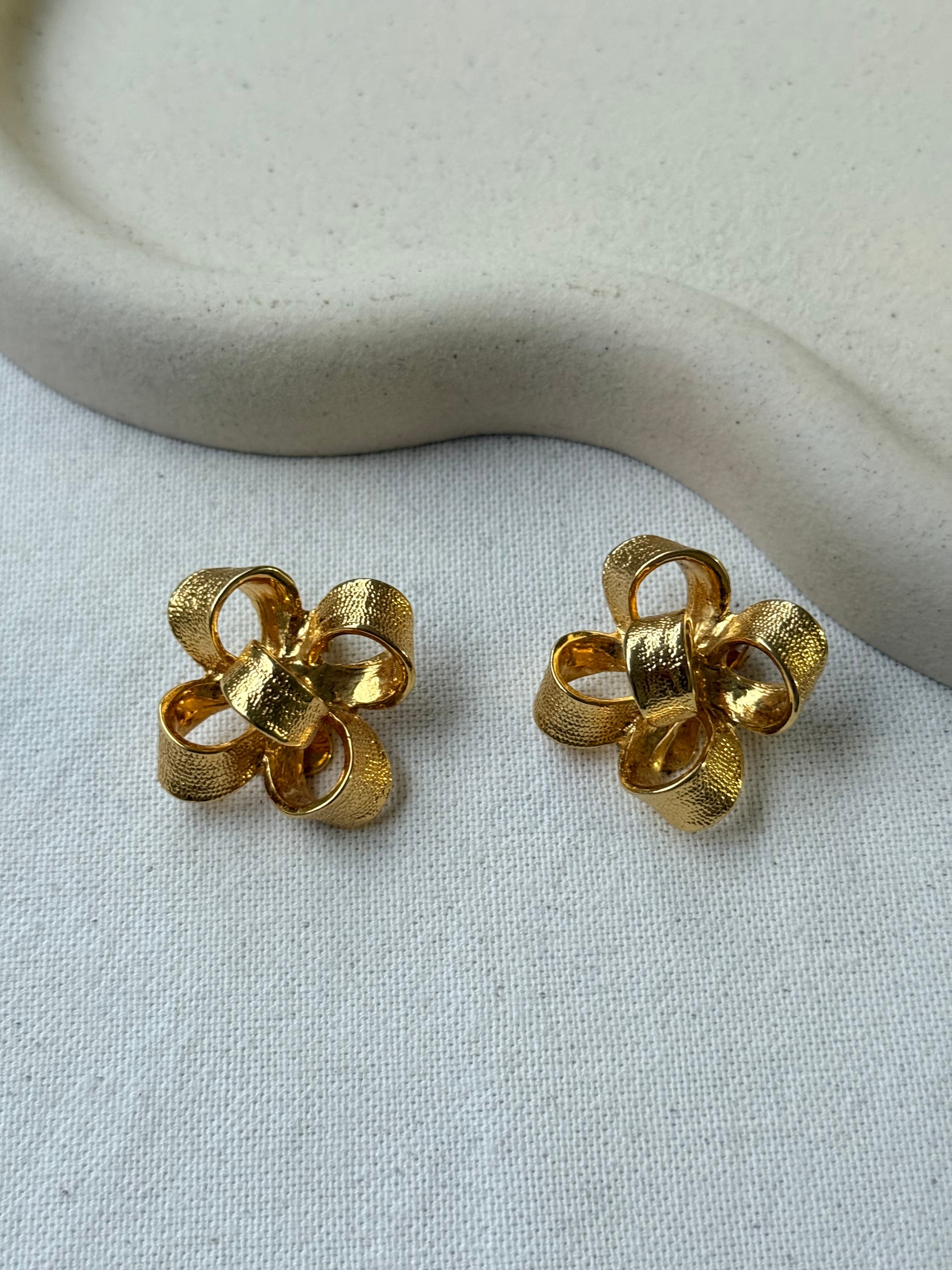 Pendientes Kenneth Jay Lane Vintage - Lazos Dorados Texturizados