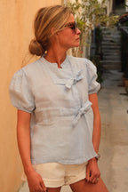 Blusa Célestine de lino azul cielo