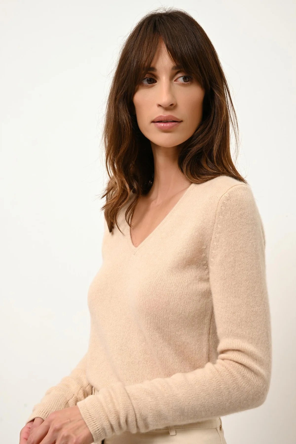 Sweter w serek z 4-wątkowej przędzy - Abby - Piaskowy