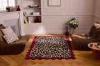 Âme fauve – Alfombra de lana con estampado de leopardo - burdeos Âme fauve