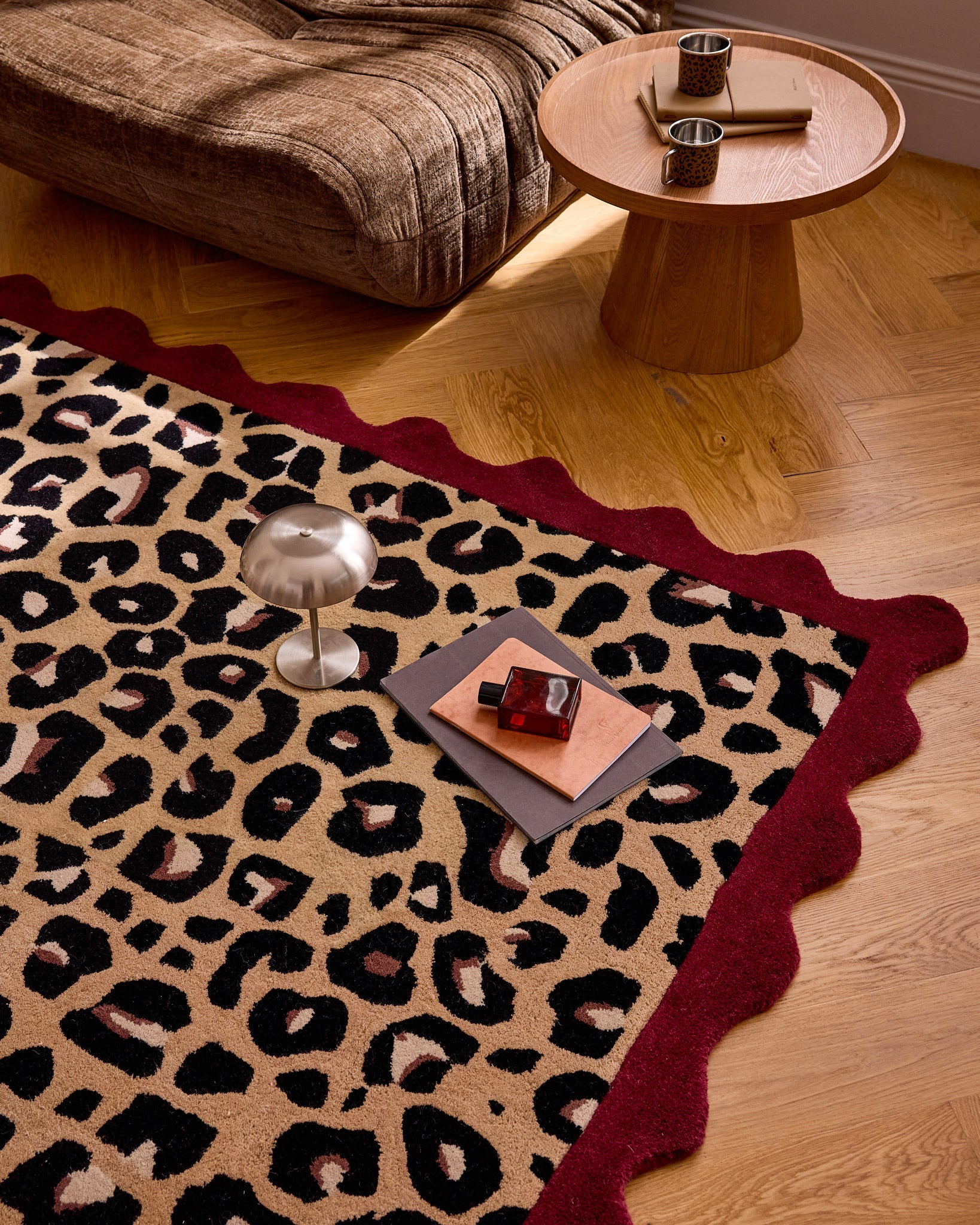 Âme fauve – Alfombra de lana con estampado de leopardo - burdeos Âme fauve