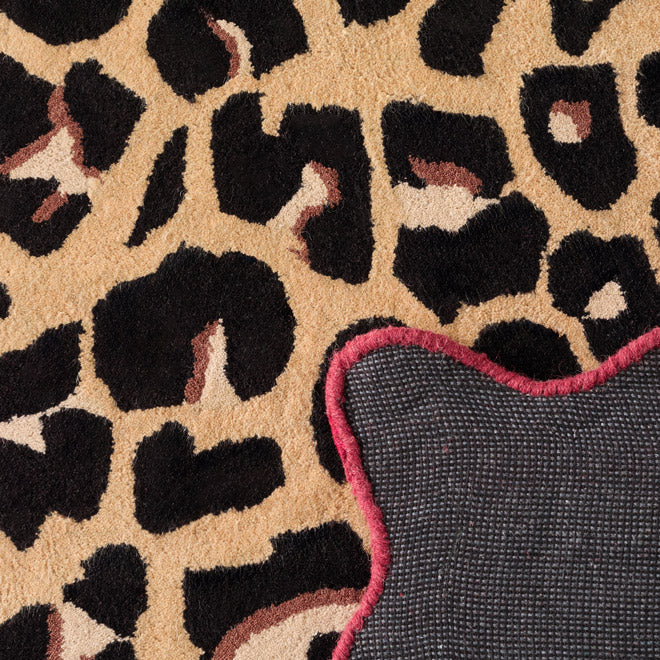 Âme fauve – Alfombra de lana con estampado de leopardo - burdeos Âme fauve