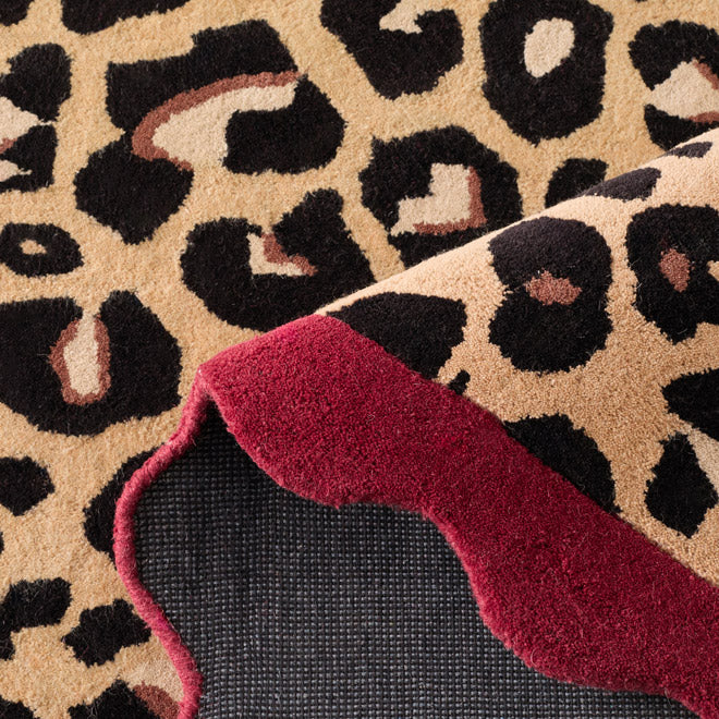 Âme fauve – Alfombra de lana con estampado de leopardo - burdeos Âme fauve