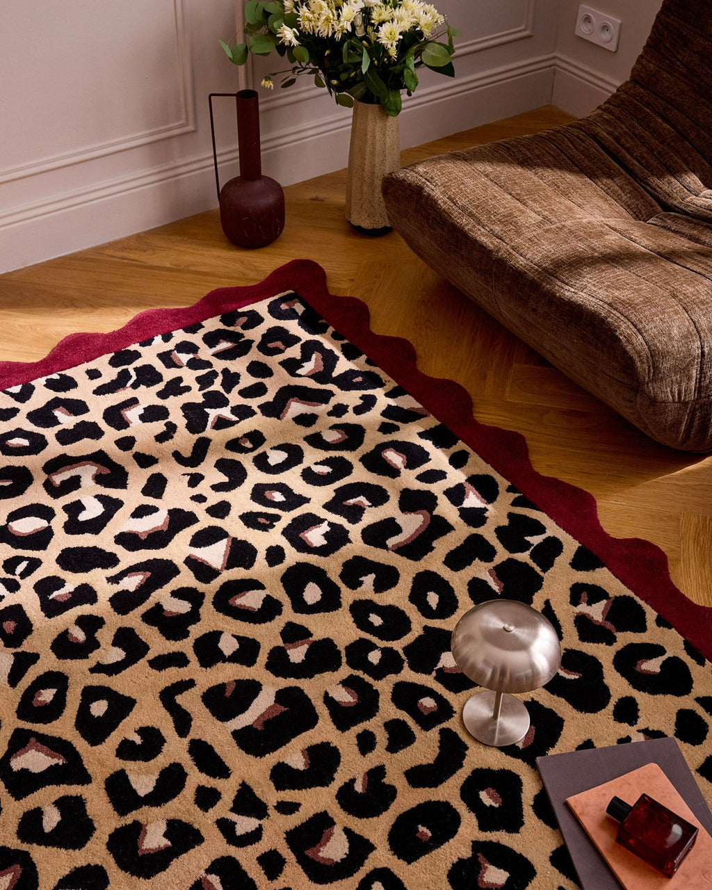 Âme fauve – Alfombra de lana con estampado de leopardo - burdeos Âme fauve