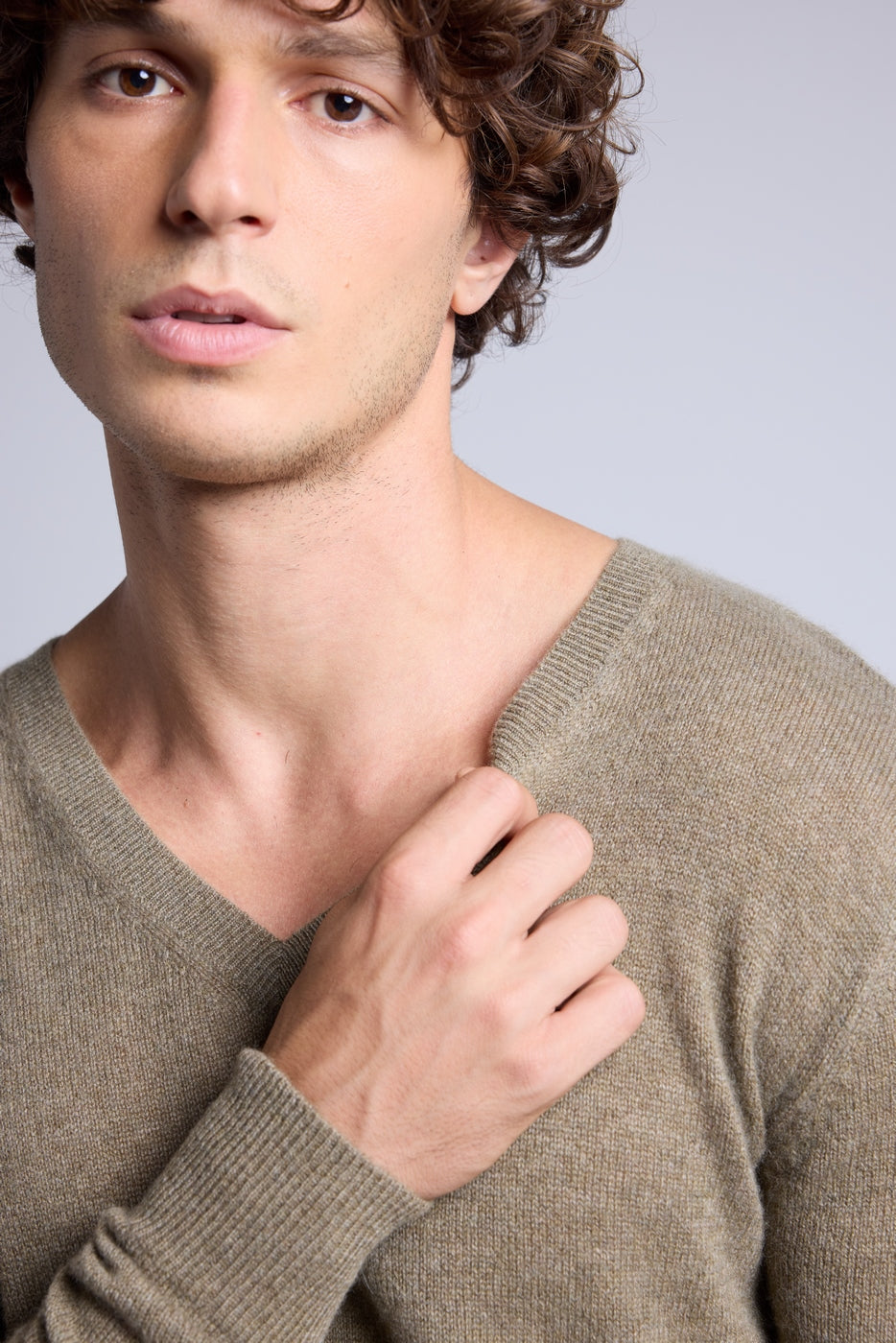 Sweter z dekoltem w serek Alex – Khaki – Męski – 100% kaszmir
