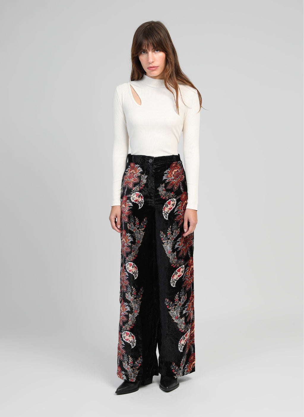 An'ge – T-Shirt Amelle Ecru, mannequin portant un pantalon noir brodé et un haut blanc