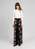 An'ge – T-Shirt Amelle Ecru, mannequin portant un pantalon noir brodé et un haut blanc