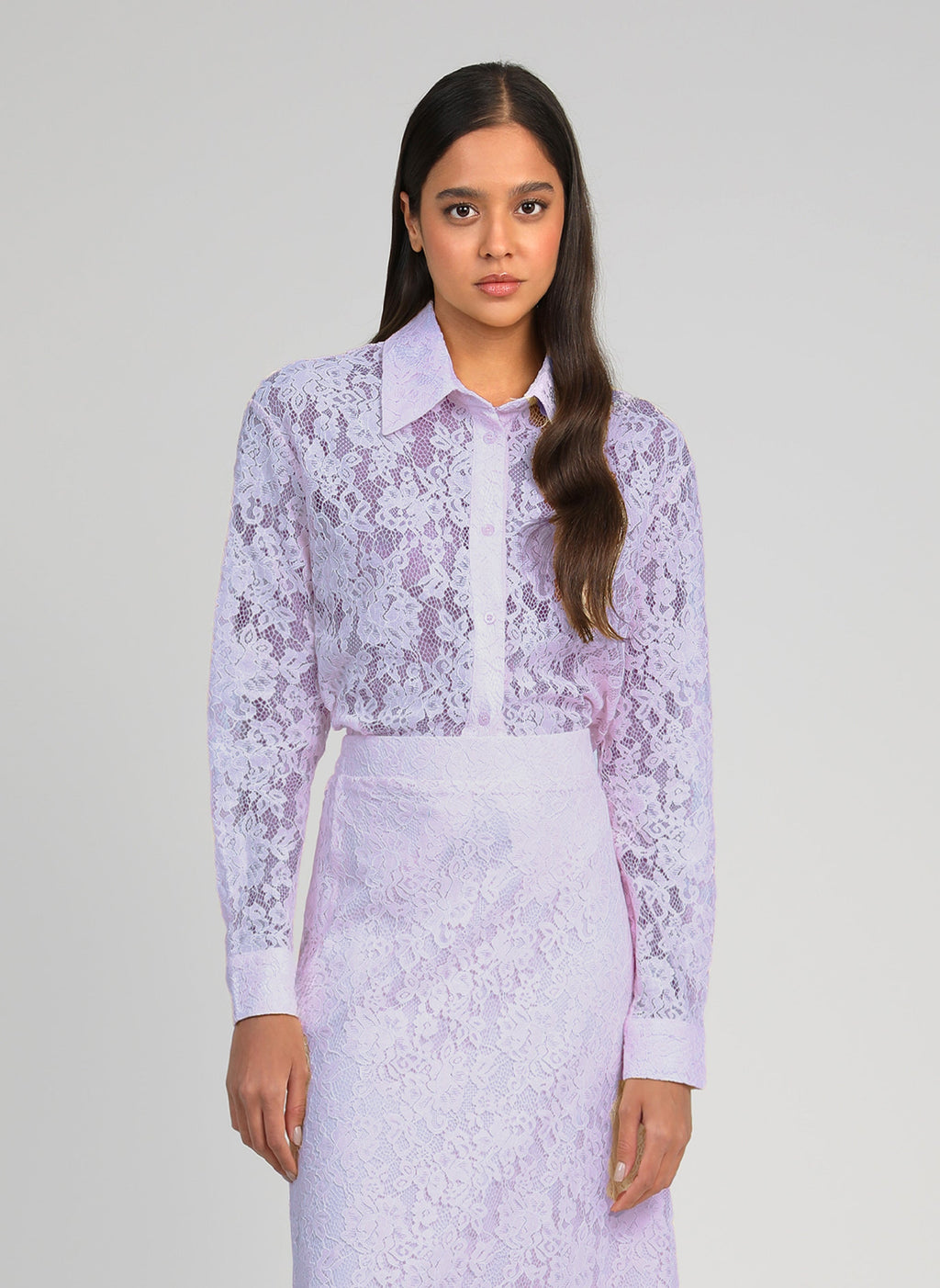 An'ge – Chemise Amolina Parme, mannequin portant une chemise et une jupe en dentelle lilas