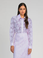 An'ge – Chemise Amolina Parme, mannequin portant une chemise et une jupe en dentelle lilas