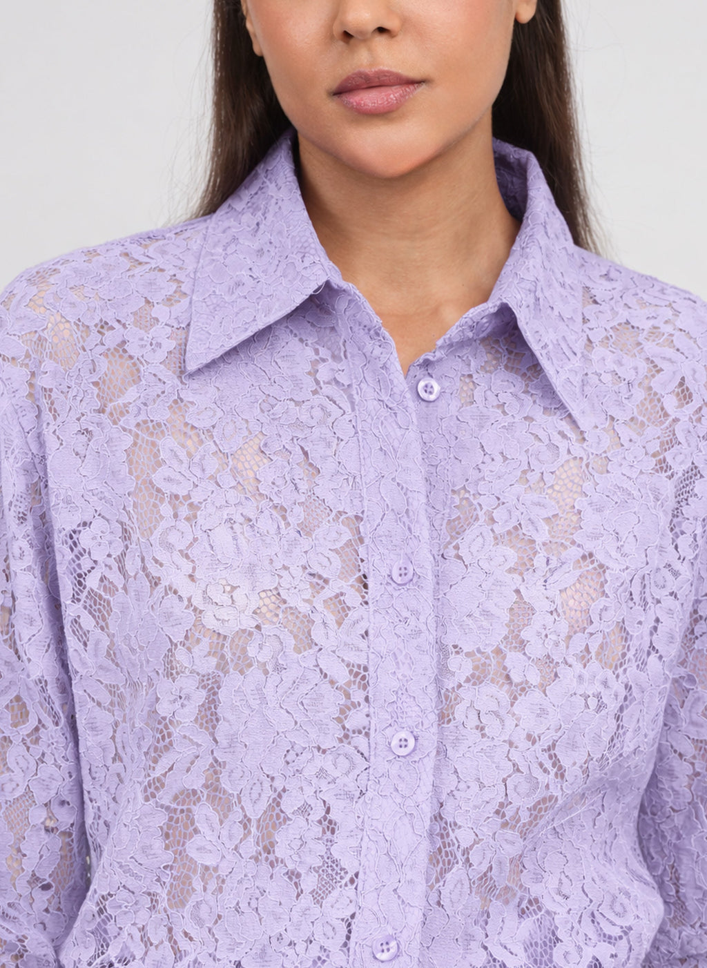 An'ge – Chemise Amolina Parme, mannequin portant une chemise en dentelle lilas, vue de face