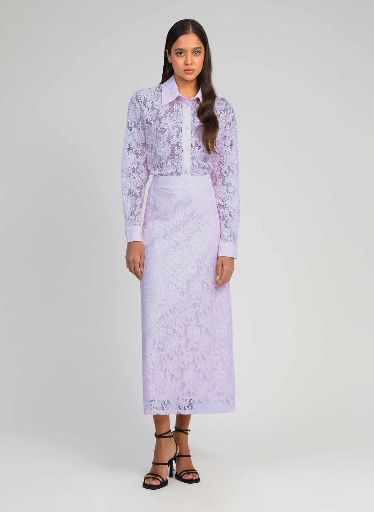 An'ge – Chemise Amolina Parme, mannequin portant une chemise et une jupe longues en dentelle lilas