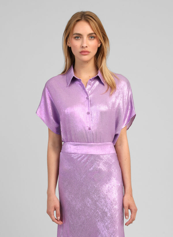 An'ge – Chemise Amoryna Violine, chemisier et jupe longs violets irisés portés par un mannequin de face