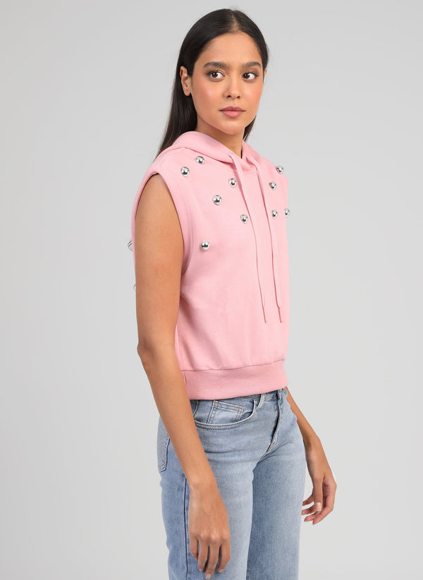 An'ge – Sweat Anabel Rose, mannequin portant un sweat-shirt rose sans manches avec des clous