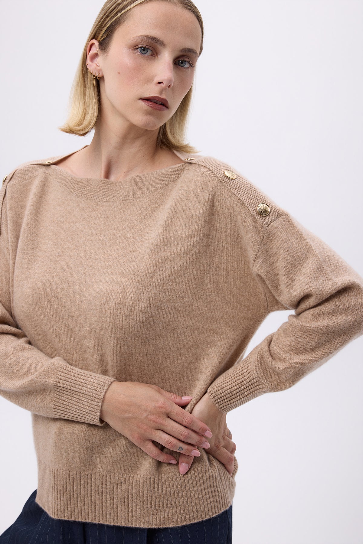Striktrøje med rund hals og guldknapper Aspen - Beige creme - Dame