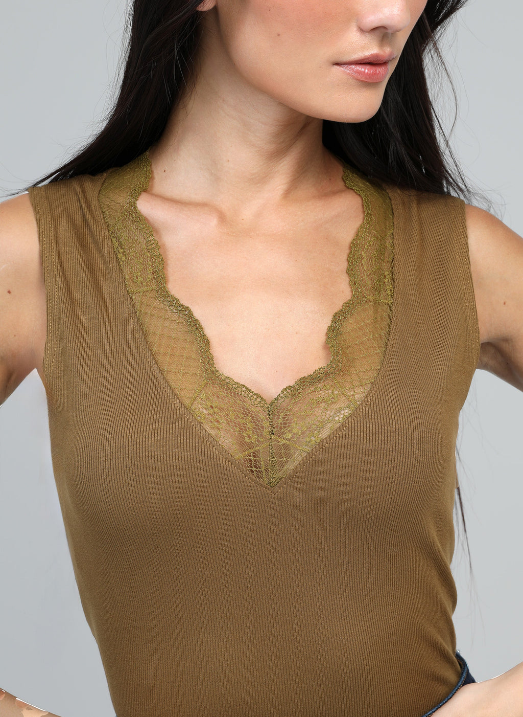 An'ge – Tanktop Asturie Olive, braunes Tanktop mit V-Ausschnitt aus Spitze
