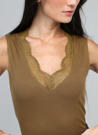 An'ge – Tanktop Asturie Olive, braunes Tanktop mit V-Ausschnitt aus Spitze