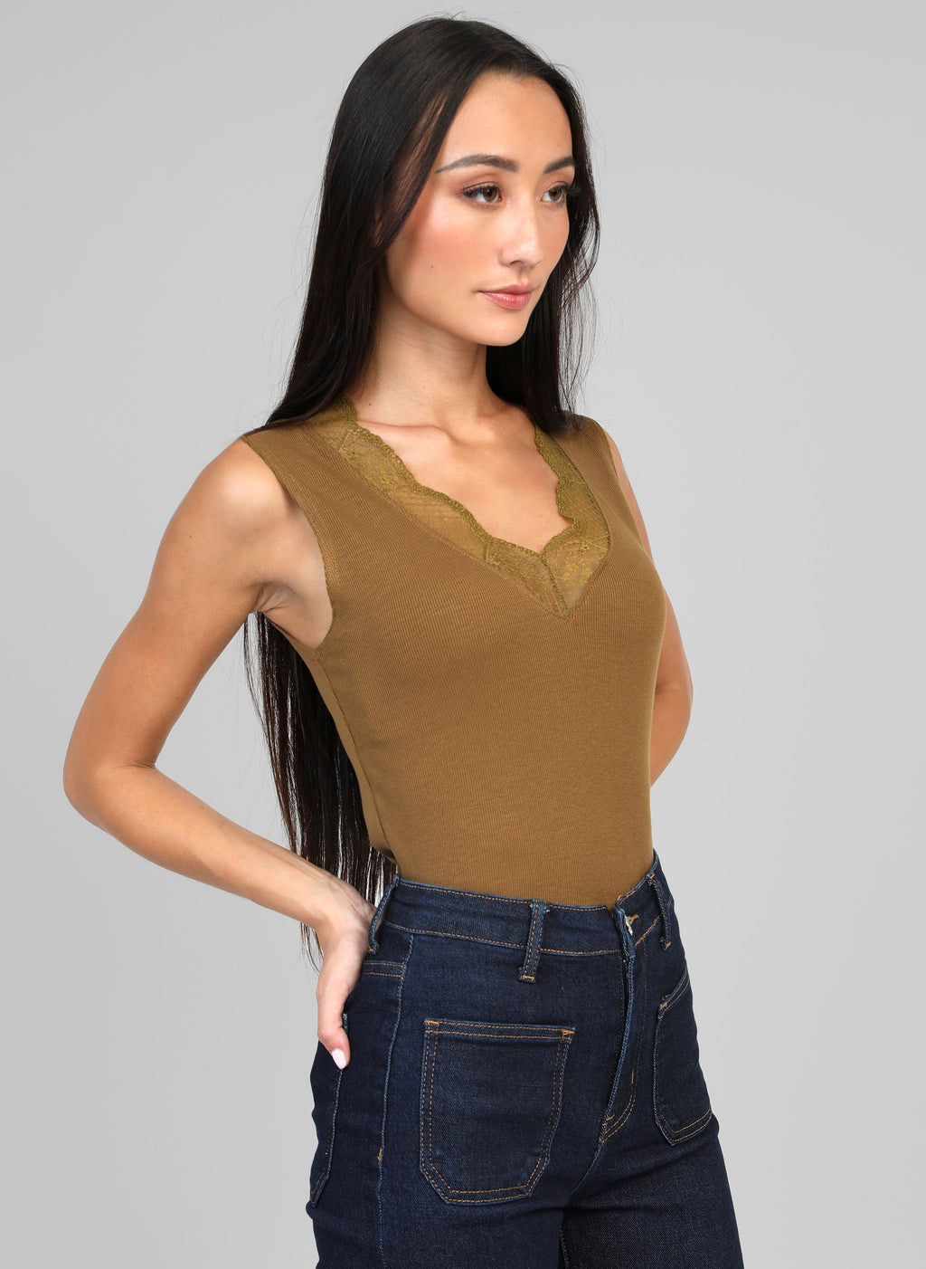 An'ge – Tanktop Asturie Olive, Model trägt ein braunes Tanktop mit V-Ausschnitt aus Spitze