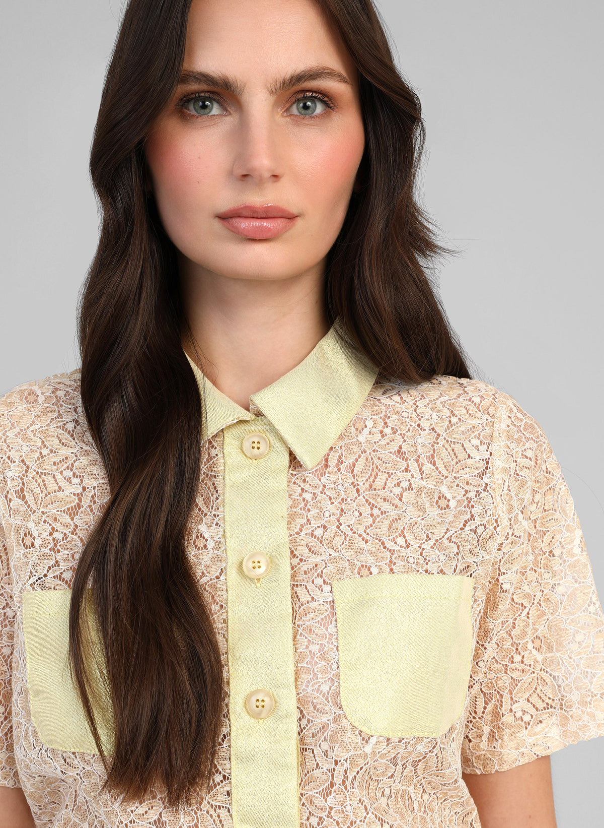 An'ge – Hemd Atimio Gold, Model in beige-gelber Spitzenbluse, Vorderansicht