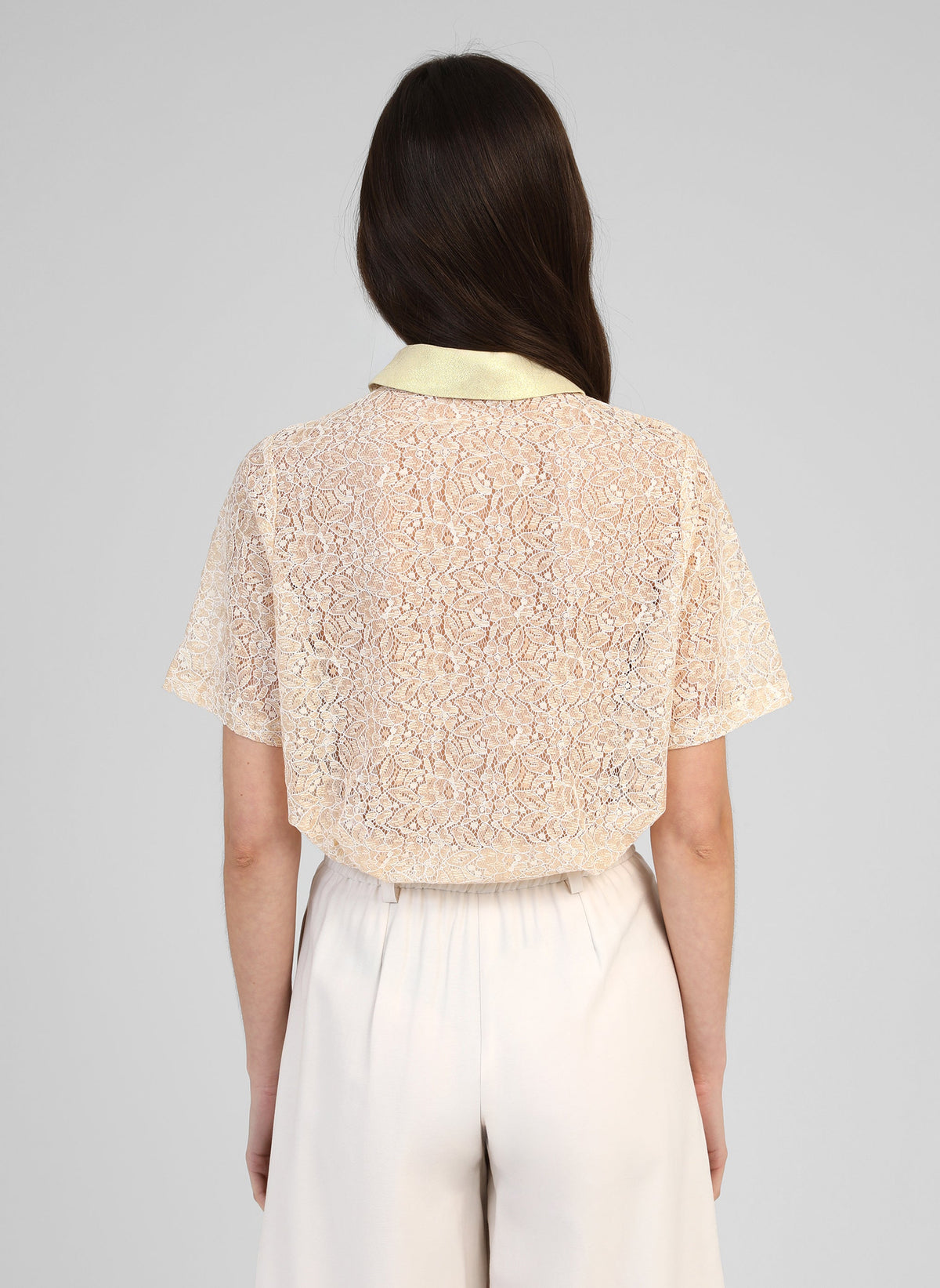 An'ge – Hemd Atimio Gold, Model von hinten in beiger Spitzenbluse und heller Hose