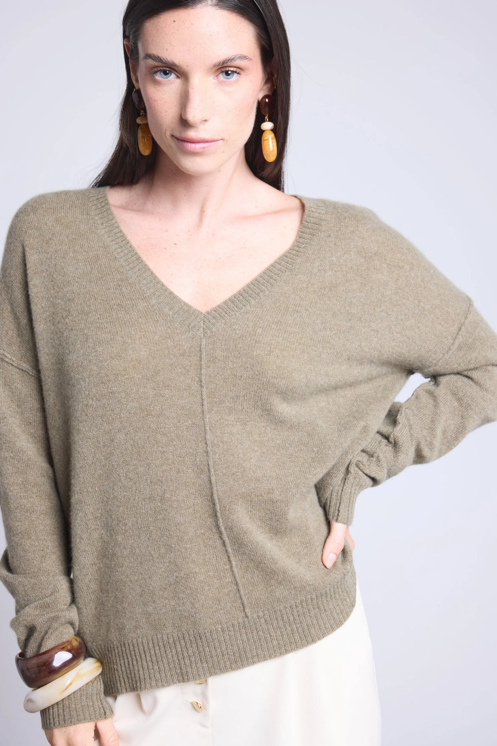 Jersey oversize de cuello en V con costuras Aura - Verde caqui - Mujer