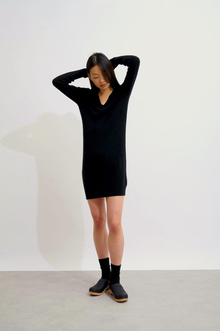 Vestido Cuello V - Capelet - Negro