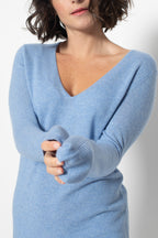 Kleid mit V-Ausschnitt – Capelet – Blau