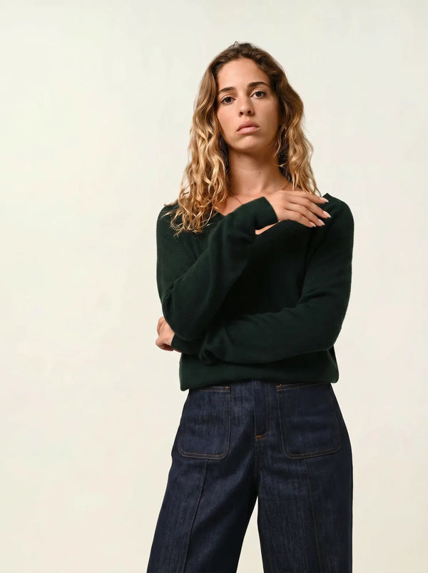 Sweter z dekoltem w serek - Giusalet - Cyprysowy
