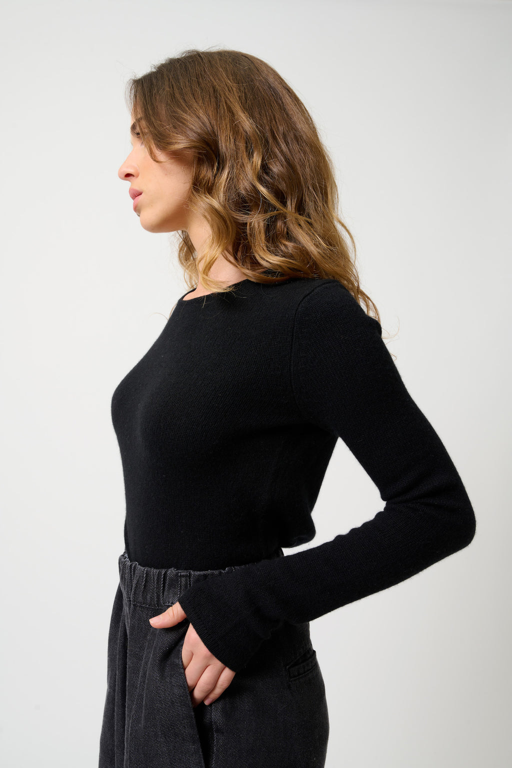 Sweter z okrągłym dekoltem z 4-wątkowej przędzy – Ivy – Noir
