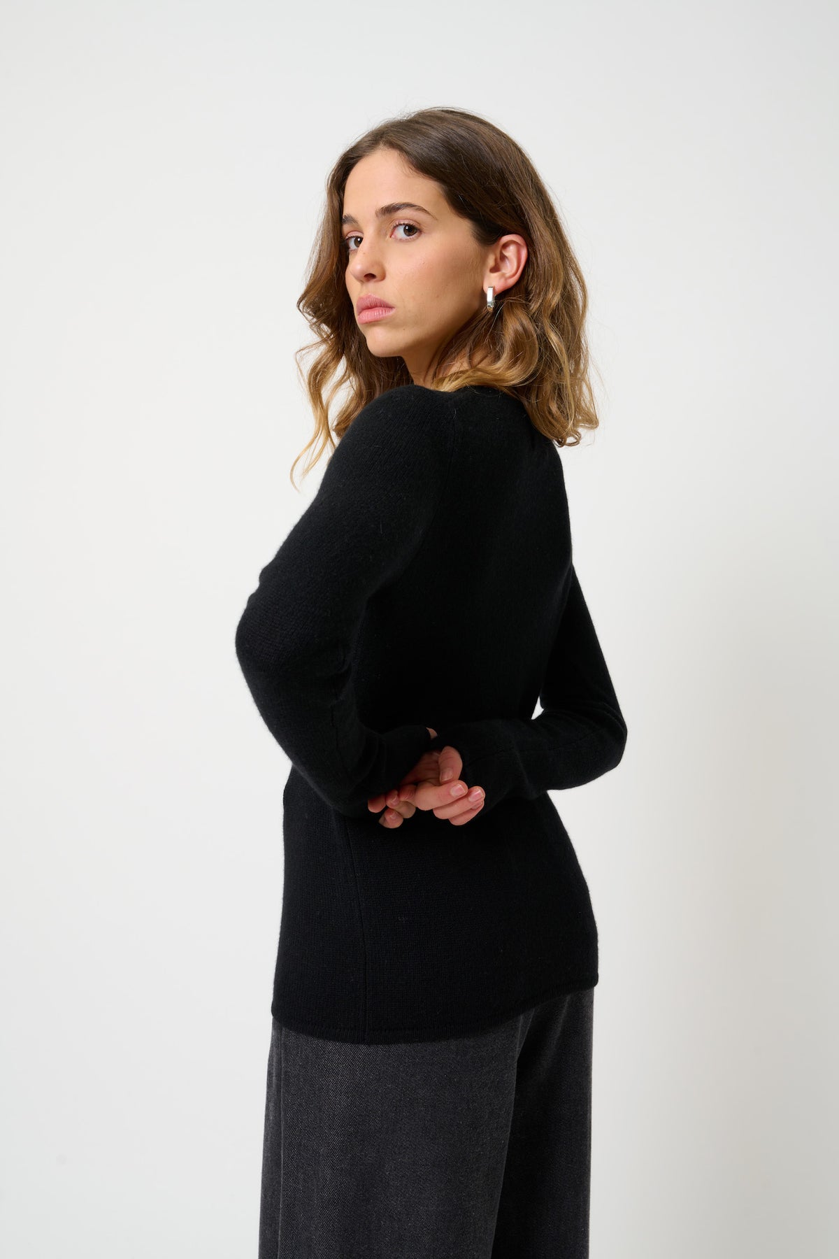Sweter z okrągłym dekoltem z 4-wątkowej przędzy – Ivy – Noir