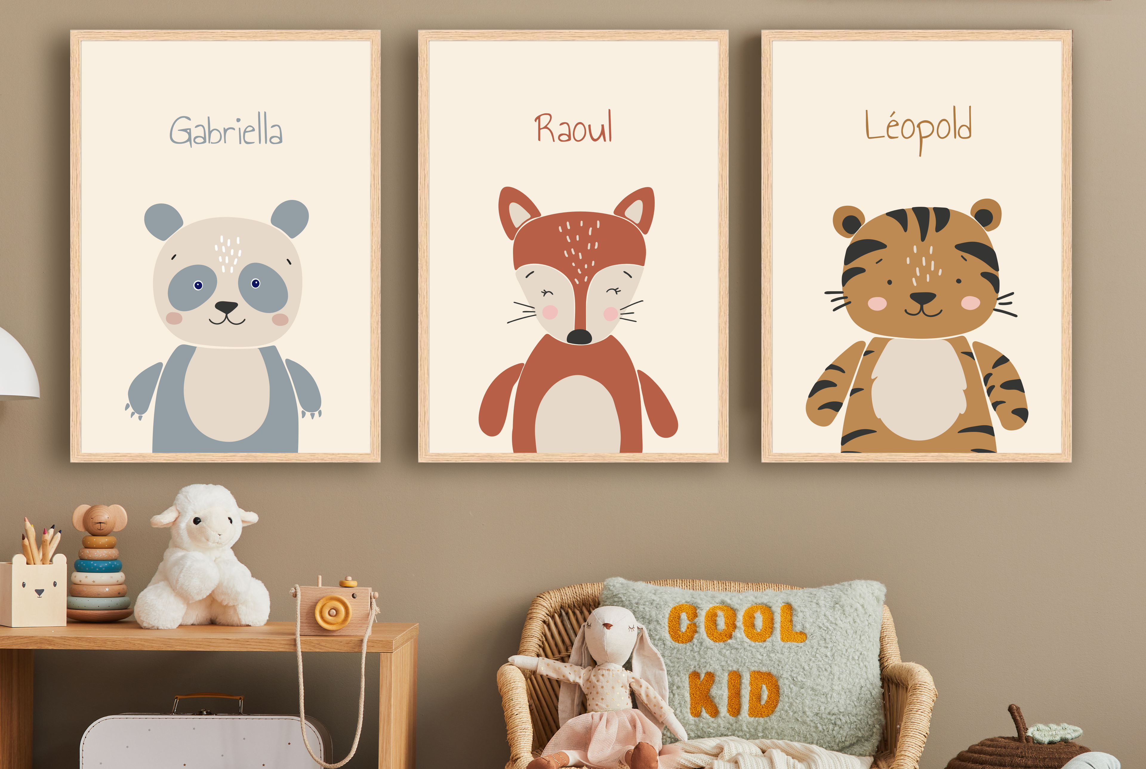 Affiches personnalisées - Animaux: portraits illustrés d’un panda, d’un renard et d’un tigre, name labels en haut.