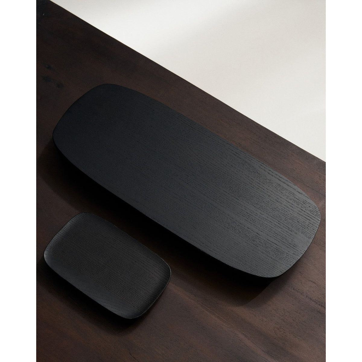 Out Of Lines Kitchen & Table - Dienblad - L - Gecarboniseerd Essenhout - Zwart