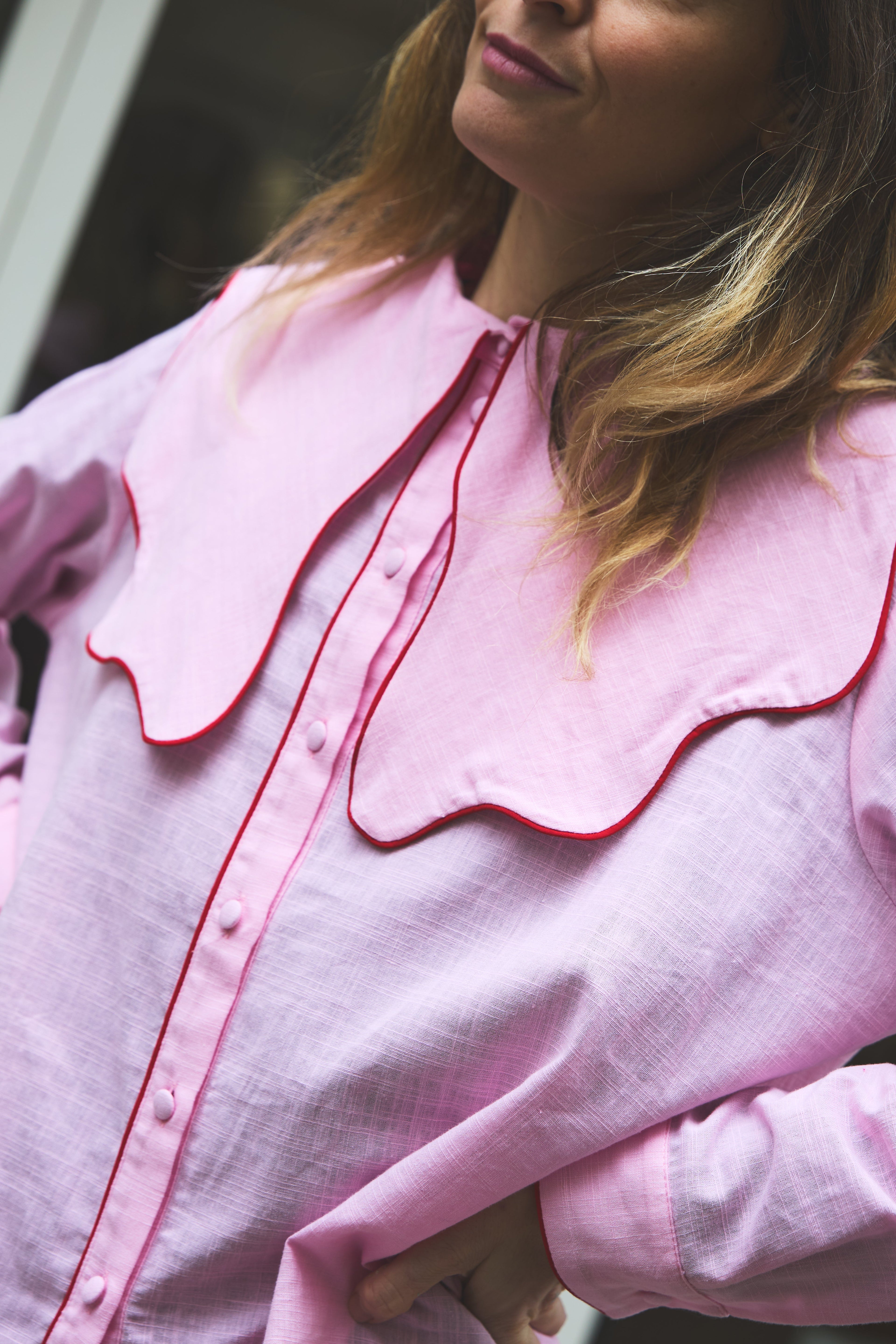 Camisa rosa bebé con cuello