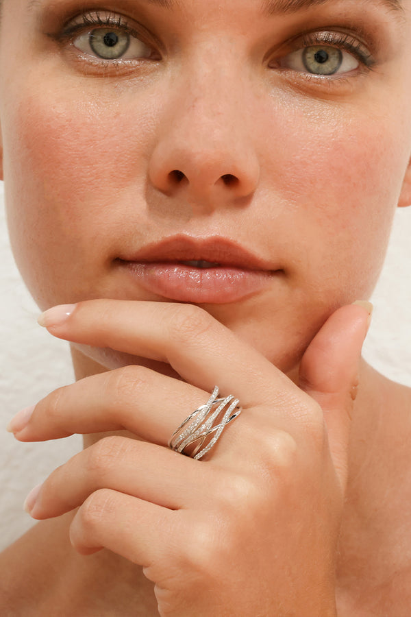 Diamanta – Bague "Entrelacs Merveilleux" Diamants 0,64/80, bague en argent et diamants portée par une femme, vue de face